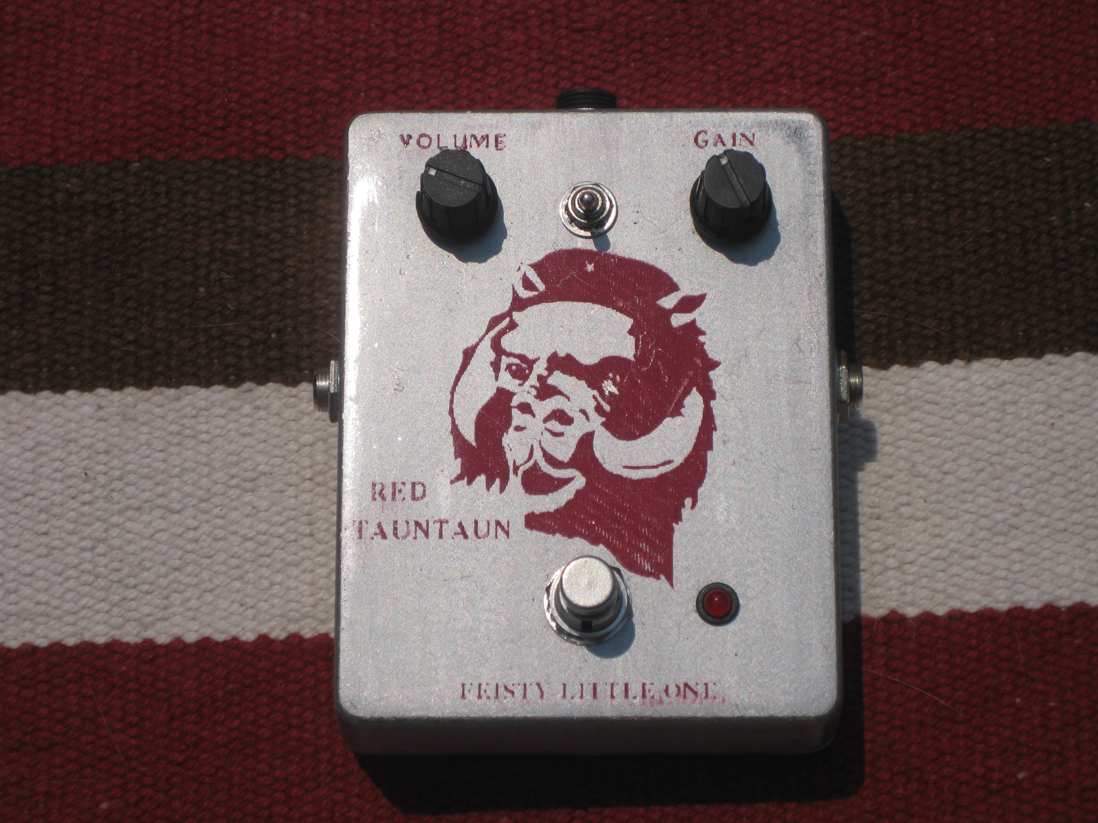 ... two-knob distortion modelled after the “red llama” by way huge…which was a clone of the “tube sound fuzz” found in craig anderton&#39;s 1975 diy book: ... - red-tauntaun-005